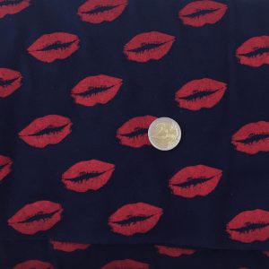 Tamsiai mėlynas medvilninis trikotažas „Raudonos lūpos”, 1m 1117
