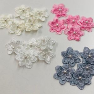 Prisiuvamos siuvinėtos gėlytės su perliuku, 4,5cm, 00031