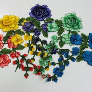 3D sluoksniuotos siuvinėtos gėlių aplikacijos, įvairių spalvų, 00633