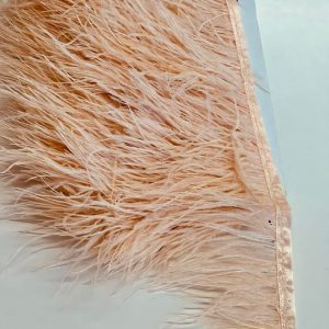 Šviesiai persikinės spalvos stručio plunksnų juosta, 8-11cm, 01698