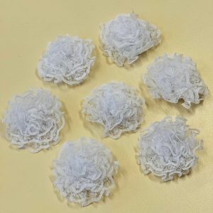 Prisiuvamos baltos gėlytės iš nėrinukų, 6cm, 1vnt 03005