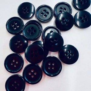 Plastikinės juodos sagutės, 4 skylučių, 14mm, 1vnt 52724/332