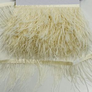 Šampano spalvos stručio plunksnų juosta, 6-8cm, 1m 02381