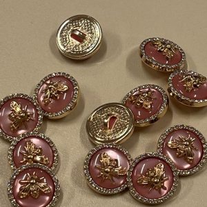 Auksinė sagutė „Musė rožiniam perle”, puošta akutėm, 18mm, 1vnt