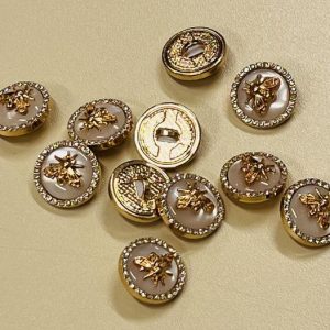 Auksinė sagutė „Musė baltam perle”, puošta akutėm, 18mm, 1vnt 02450