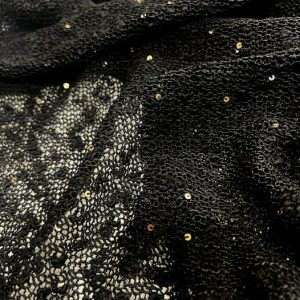 Juodas megztas kiauraraštis trikotažas su auksiniais žvyneliais, 1m 2460