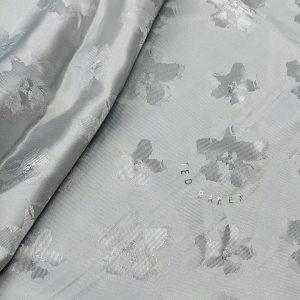 Šviesiai pilkas viskozinis pamušalas su gėlėmis „Ted Baker”, 1m 2511
