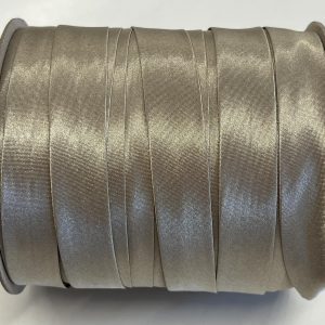 Rudai pilkšva atlasinė kantavimo juostelė, 18mm, 1m 0118/185