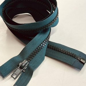 Tamsiai žalias atsegamas užtrauktukas plastikiniais dantukais, 75cm, 1vnt 75TR/D153