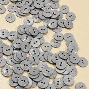 Plastikinė pilka sagutė, 1,5cm, 1vnt 1824/317