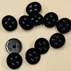 Juoda plastikinė saga „4 piramidės”, 25mm, 1vnt 1468F1/332