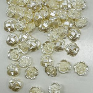 Perlo spalvos plastikinė sagutė – rožytė, 15mm, 1vnt 02554
