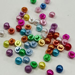 Plastikinė sagutė – perliukas ant kojelės, 10mm, 1vnt 02550