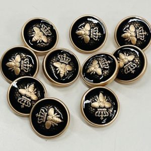 Juoda metalinė saga auksiniu apvadu „Bitė su karūna”, 23mm, 1vnt 01371