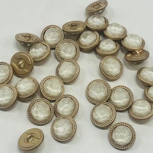 Auksinė saga „Skaidrus perlo baltumo akmuo”, 21mm, 1vnt 02576
