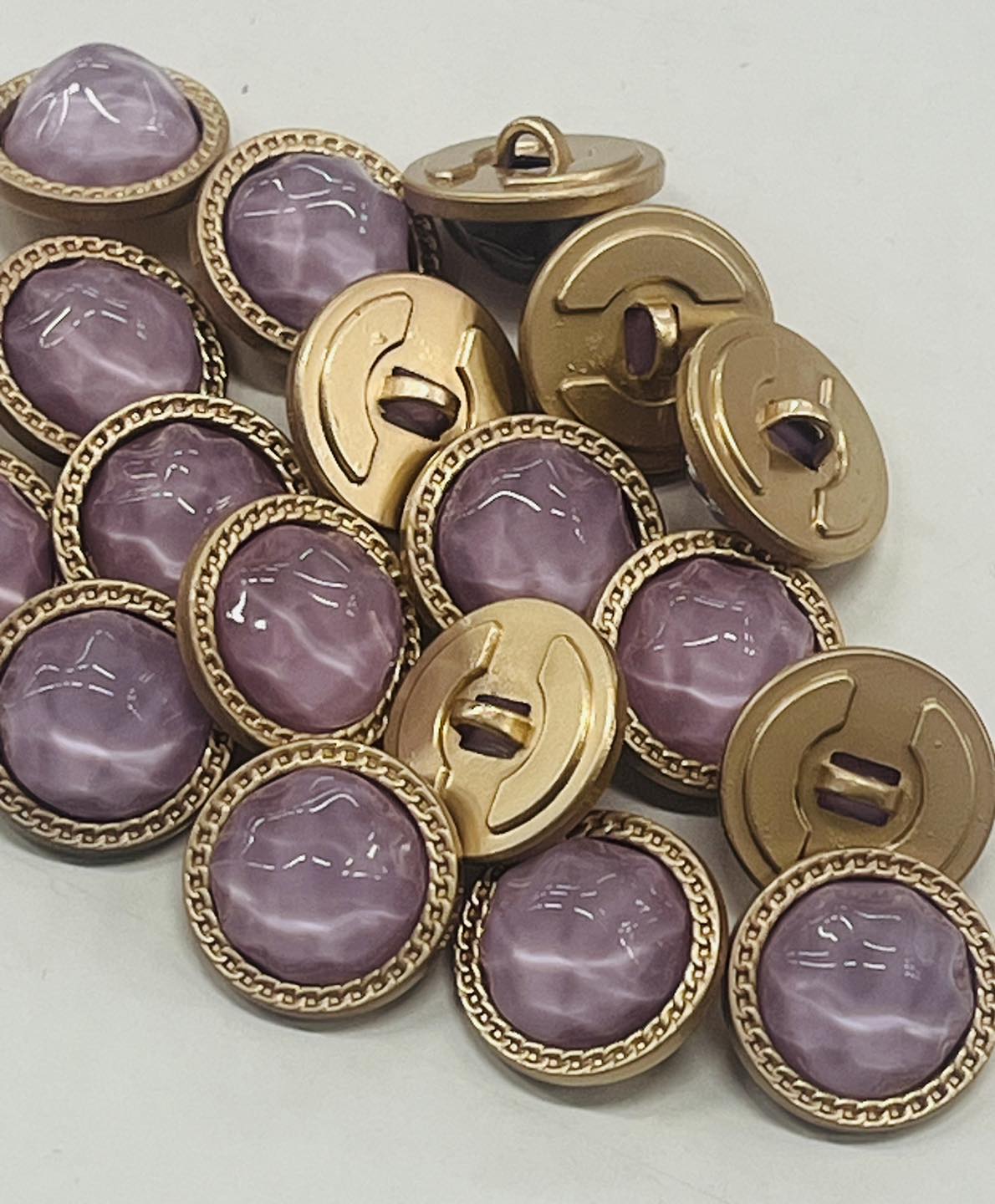Auksinė saga "Skaidrus alyvinis akmuo", 21mm, 1vnt 02572