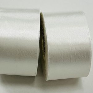 Perlo baltumo atlasinė juostelė, 5cm, 1m S50/3175