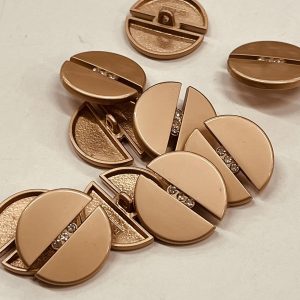 Prigesinto aukso spalvos metalinė saga „3 akutės”, 23mm, 1vnt 02581