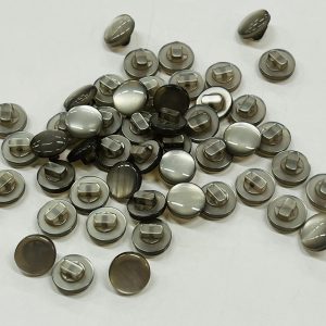 Pilka perlamutrinė sagutė ant kojelės, 11mm, 1vnt 02590