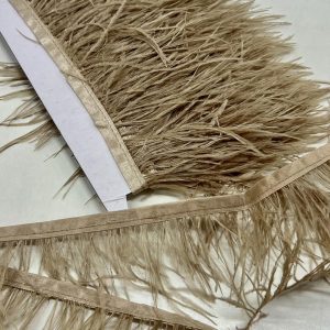 Šviesiai rudos spalvos stručio plunksnų juosta, 6-8cm, 1m 02142