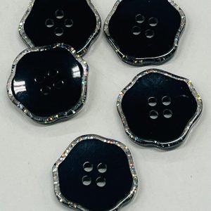 Plastikinė juoda saga blizgiais krašteliais, 15mm, 1vnt 02702