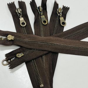 Tamsiai rudas metalinis užtrauktukas bronziniai dantukais, 16cm, 1vnt 16M/304