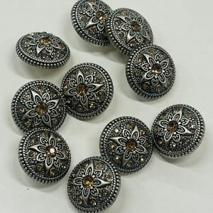 Sidabrinė sagutė „Ornamentas tarp geltonų akučių”, 21mm, 1vnt 02721