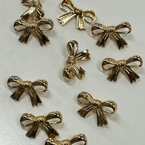 Metalinė sagutė „Auksinis kaspinėlis”, 2cm, 1vnt 02719