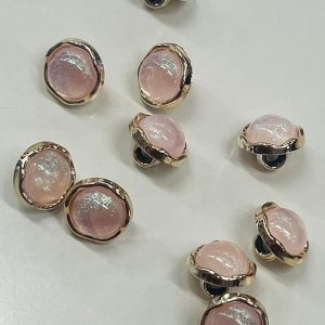 Rožinis blizgus perliukas auksiniam banguotam apvadėlyje, 13mm, 1cm, 1vnt 02722