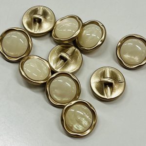 Auksinė sagutė „Gelsvas blizgus perliukas auksiniam banguotam apvadėlyje”, 21mm, 1vnt 02726