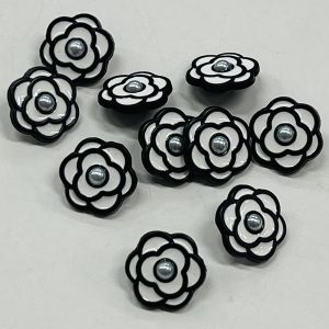 Metalinė sagutė „Juoda/balta gėlytė”, 17mm, 1vnt 02742