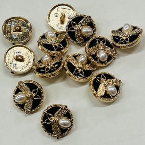 Auksinė saga „Auksinė musė su perlo pilveliu”, juodam fone, 18mm, 1vnt 02730