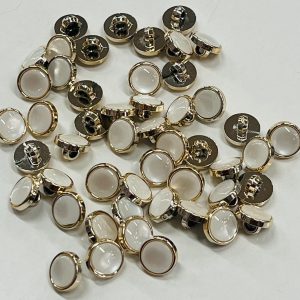 Plastikinė sagutė „Perliukas auksiniam apvadėlyje”, 12mm, 1vnt 02766