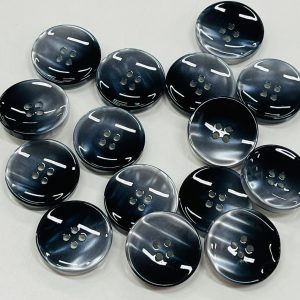 Pilkai juoda perlamutrinė plastikinė saga, 25mm, 1vnt 02788