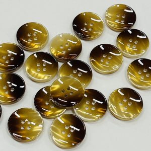 Karamelės spalvos  perlamutrinė plastikinė saga, 25mm, 1vnt 02789