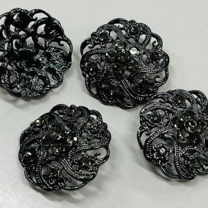 Juodo metalo saga „Skaidrių akmenukų gėlytė”, 32mm, 1vnt 02815
