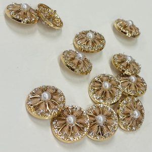 Auksinė saga „Kreminė gėlė puošta akutėmis ir perlu”, 20mm, 1vnt 02874