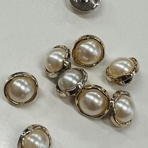 Auksinė sagutė „Perliukas auksiniam banguotam apvadėlyje”, 13mm, 1vnt 02883