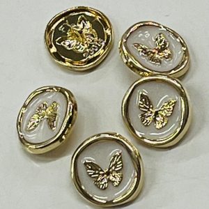 Auksinė saga „Auksinis drugelis” baltam fone, 18mm, 1vnt 02901