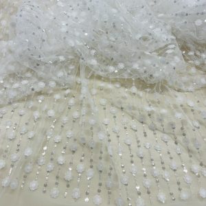 Baltas, gėlytėm ir žvyneliais siuvinėtas gipiūras, 1m 0001