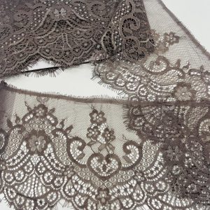Kakavos spalvos nėrinių juosta, 18cm, klasikinio rašto, 1m 02986