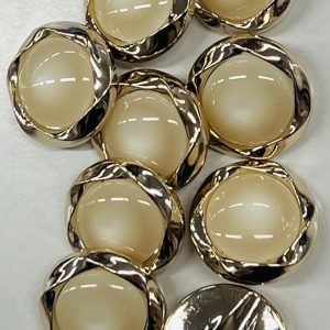Auksinė sagutė „Kreminis blizgus perliukas auksiniam banguotam apvadėlyje”, 25mm, 1vnt 02990
