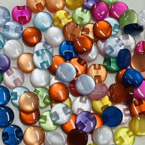 Įvairių spalvų plastikinė perlamutrinė sagutė, 12mm, 1vnt 01033