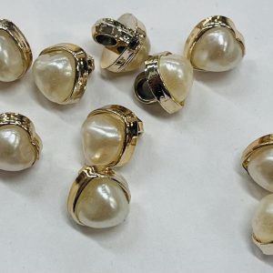 Plastikinė sagutė „Širdelė perliukas auksiniam rėmely”, 10mm, 1vnt 03056