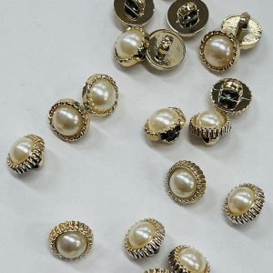 Plastikinė sagutė „Perliukas auksiniam rėmely”, 11mm, 1vnt 00190