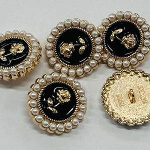 Auksinė saga „Rožytė juodam fone” dekoruota perliukais, 20mm, 1vnt 02933