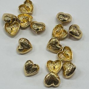 Auksinė sagutė „Brūkšniuota širdis”, 12mm, 1vnt 03079