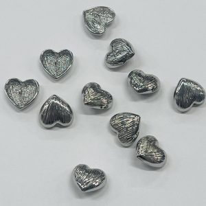 Sidabrinė sagutė „Brūkšniuota širdis”, 12mm, 1vnt 03288