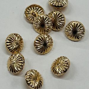 Auksinė sagutė, apvali brūkšneliais, 10mm, 1vnt 03103