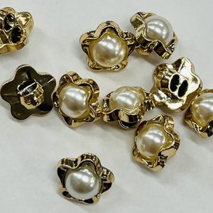 Auksinė sagutė „Gėlytė – perliukas”, 13mm, 1vnt 03097